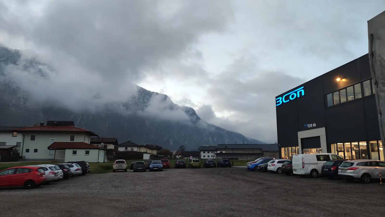 3CON Gebäude in Ebbs vor der Bergkulisse