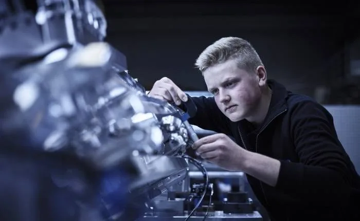 Junger Mitarbeiter an einer Produktionsanlage