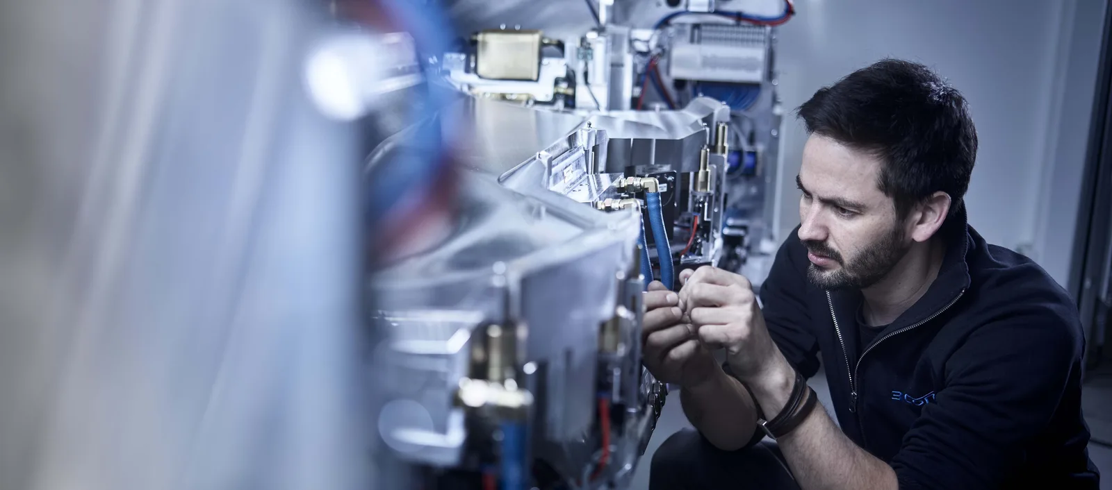 Mitarbeiter an einer Produktionsanlage von 3CON