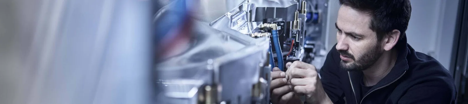 Mitarbeiter an einer technischen Anlage von 3CON